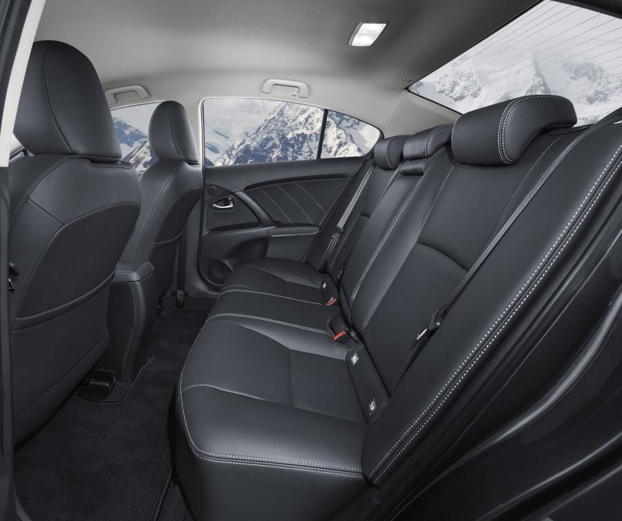 Интерьер Toyota Avensis Sedan (T270) 2015 года  (фото 31 из 34)